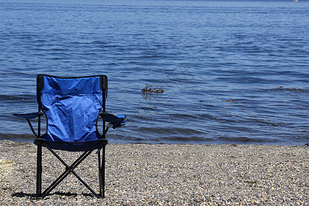 沙滩上的蓝椅子水平自然光蓝色娱乐草坪假期图片