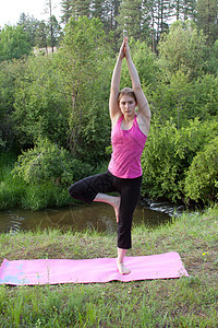 日落瑜伽选择树位实力生活自然光自然生活建设姿势女人女子背景图片