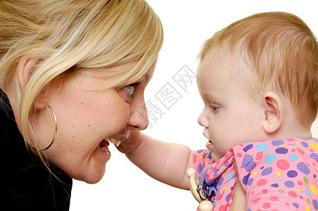 母亲和婴儿在微笑幸福儿童情感白色喜悦感情孩子童年父母压痛图片