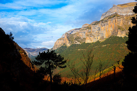 蒙达鲁埃戈加利内罗托扎尔德马约比利牛斯顶峰石头季节国家叶子树木旅行森林丛林公园图片