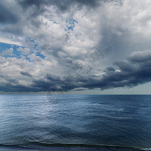 黑暗大海上空的天空戏剧化 雨前图片