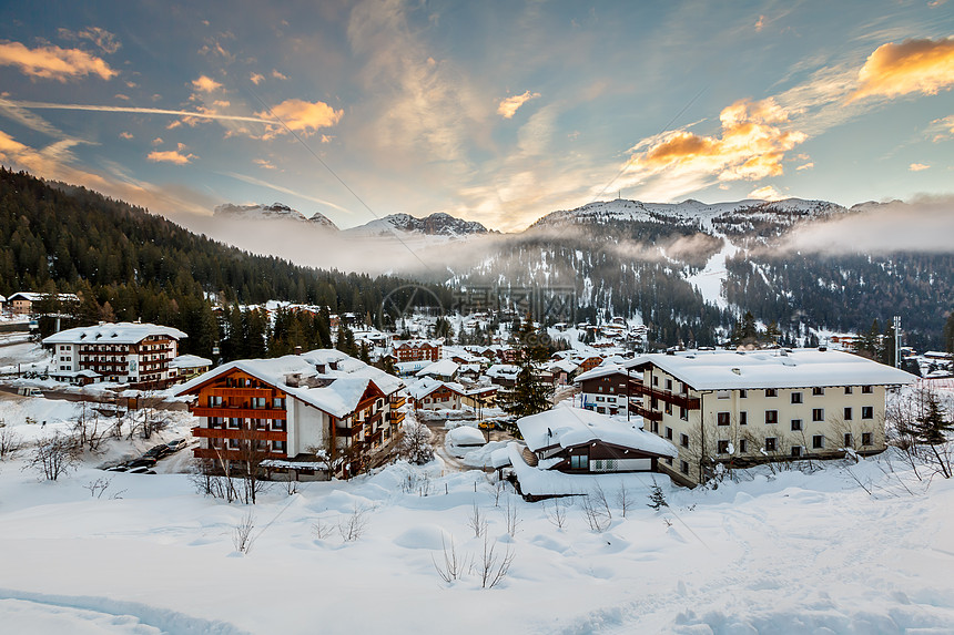 早上意大利阿尔卑斯山的麦当娜迪坎皮格利奥滑雪度假胜地蓝色顶峰村庄酒店建筑文化城市旅游首脑运动图片