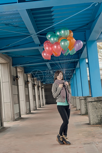 盛美的亚洲美女拿着气球魅力微笑快乐女士公园女性乐趣图片