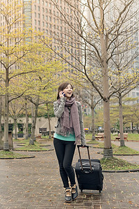 街头旅行妇女魅力微笑技术女性电话女士手提箱行李乘客游客图片