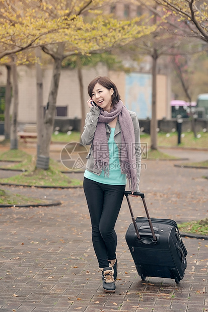 旅行亚洲女士游客行李电话魅力女性技术公园微笑乘客手机图片