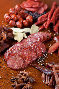 肉类和香肠木板治愈叶子沙拉香菜火腿烧烤盘子猪肉木头图片