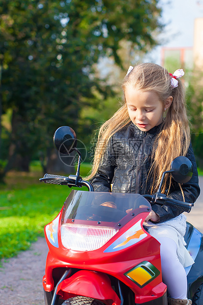 骑着儿童自行车的可爱的小姑娘童年孩子喜悦婴儿运输情感乐趣阳光玩具女孩图片