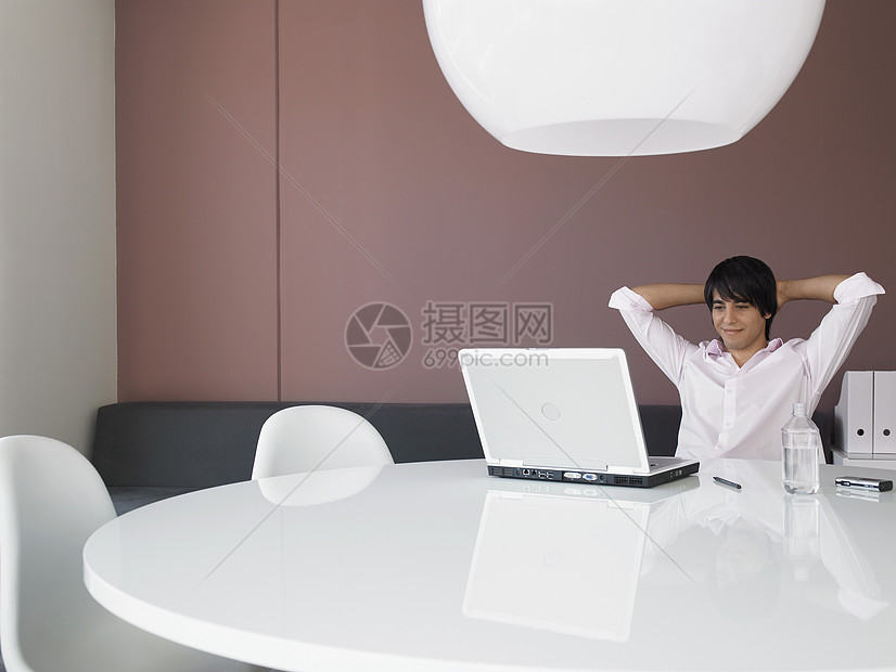 现代办公室使用膝上型电脑的业士图片