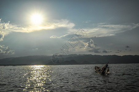 缅甸掸邦内莱湖波纹农民平衡反射日落日出贫困橙子蓝色渔民图片