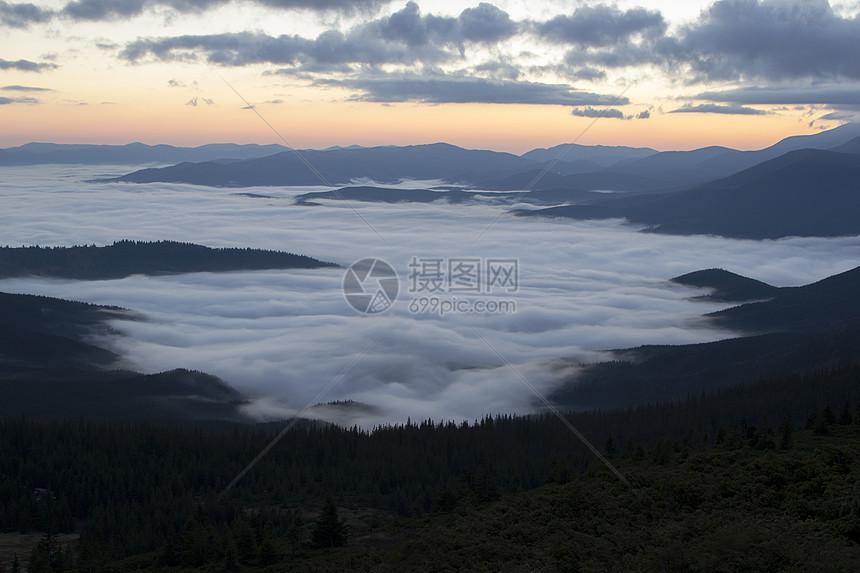 在山中升起场景国家天空日落旅行阳光公园土地太阳摄影图片