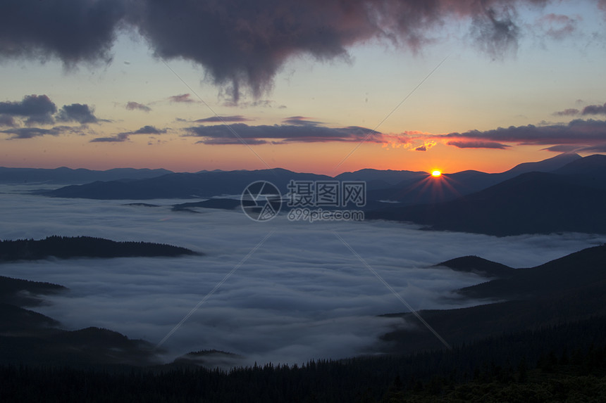 在山中升起阳光土地公园植物场景森林橙子叶子太阳蓝色图片