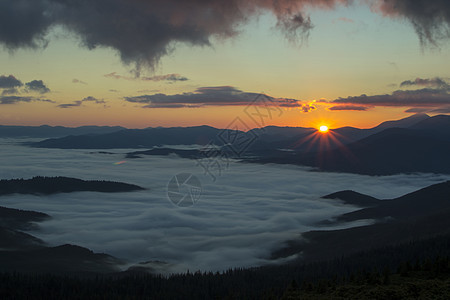 在山中升起蓝色土地公园太阳国家橙子森林叶子天空风景图片