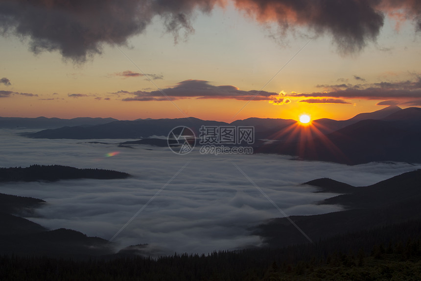 在山中升起国家蓝色风景土地天空日落森林旅行公园太阳图片