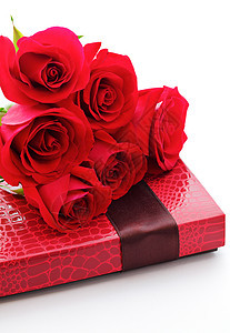 红玫瑰和礼品盒盒子红色庆典白色花束丝带玫瑰生日纪念日展示背景图片