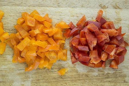 色彩多彩的甜甜胡椒片卫生营养辣椒胡椒蔬菜食物美食烹饪饮食保健图片