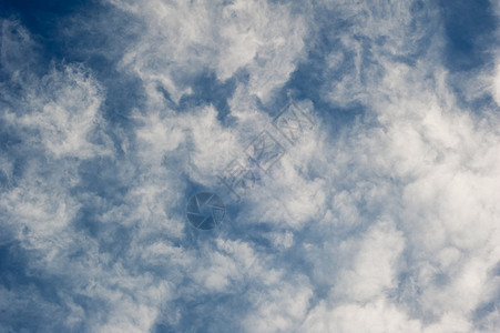 飘散的云雾和蓝天空天气场景蓝色风景图片