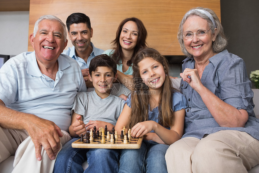 幸福大家庭在客厅下象棋的肖像图片