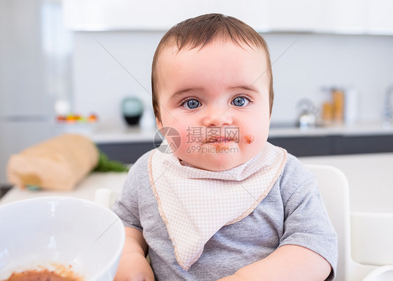 婴儿在厨房吃食物图片