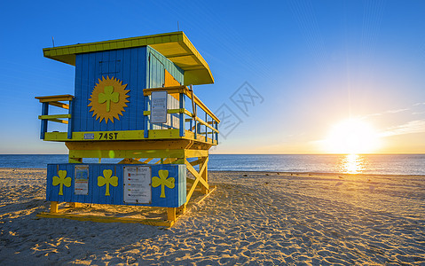 著名的迈阿密南海滩日出日落金子救生塔热带海岸线橙子红色地平线蓝色天空图片
