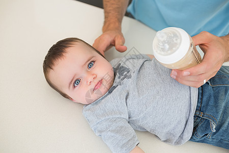 父亲喂奶的无辜婴儿图片