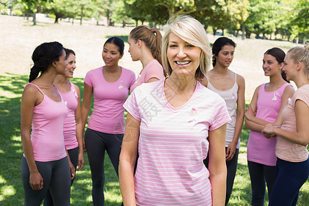 支持提高对乳腺癌认识的自信女性妇女;图片
