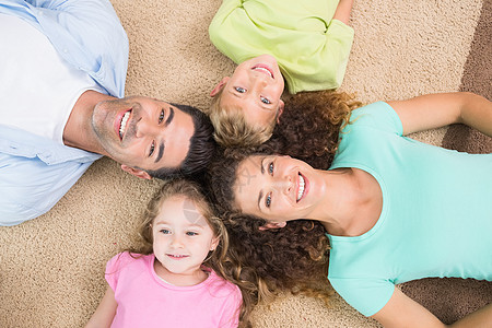 妈妈的微笑幸福的一家人躺在地毯上环圈背景