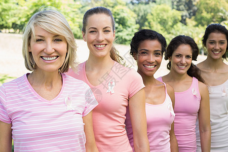 参加乳癌宣传的自愿者;参与乳腺癌意识的志愿者图片