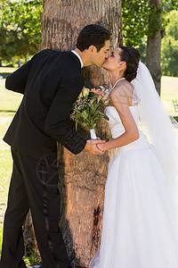 罗马新婚夫妇在公园接吻婚姻套装女士丈夫婚纱新娘婚礼夫妻新人花束图片