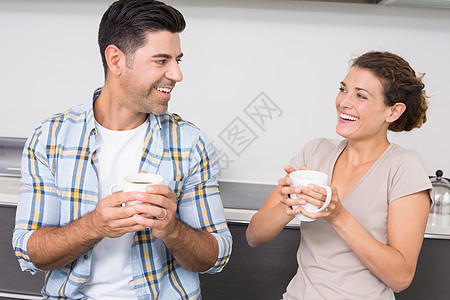有魅力的情侣坐在一起 一起喝咖啡 一起笑图片