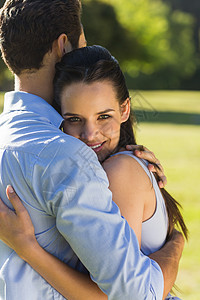 年轻夫妇在公园的拥抱图片
