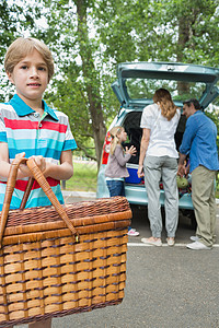 有野餐篮子的男孩 而家庭背景在汽车后备箱喜悦运输母亲车辆兄弟姐姐儿子女士男生团结图片
