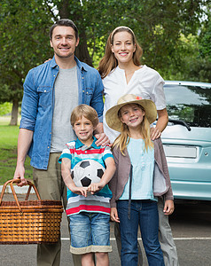 四口的幸福家庭 带野餐篮子图片