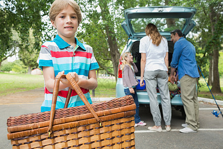 有野餐篮子的男孩 而家庭背景在汽车后备箱男性假期闲暇车辆兄弟姐妹男生童年男人儿子郊游图片