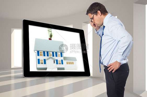 商业商客倾斜眼镜的混合形象图房子男人平板数字商务设备公司电脑思维计算机图片