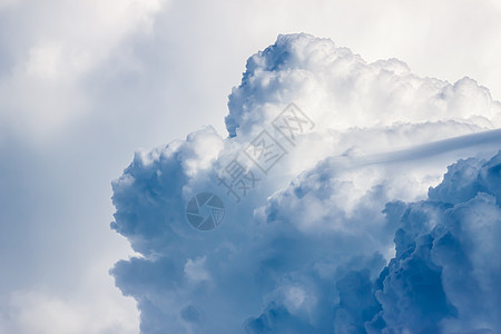 暴风雨前的乌云天气太阳自由阳光气氛蓝色多云天空风暴云景图片