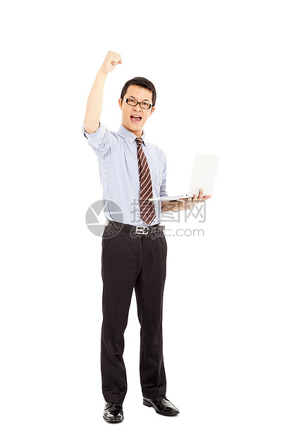 成功电脑工程师站立举起手来图片