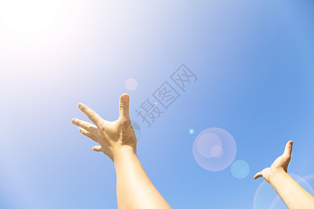 双手用开阔的掌掌和阳光图片