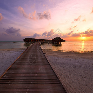 马尔代夫海滩日落阳光假期平房房子天空码头海岸线别墅酒店海滩图片