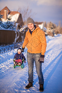年幼的爸爸和小女孩 在寒冷的冬季天去滑雪父母晴天童年成人快乐孩子季节女儿乐趣男人图片