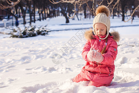 可爱的小女孩 在寒冬天户外玩得开心孩子乐趣雪堆闲暇快乐公园女性幸福雪花手套图片