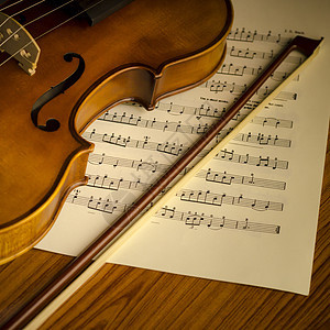 练习小提琴的时间棕褐色音乐家艺术娱乐古董作曲家笔记交响乐生活乐队图片