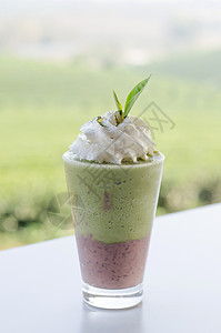 绿茶牛奶红色绿色玻璃奶油食物水果液体冰沙杯子背景