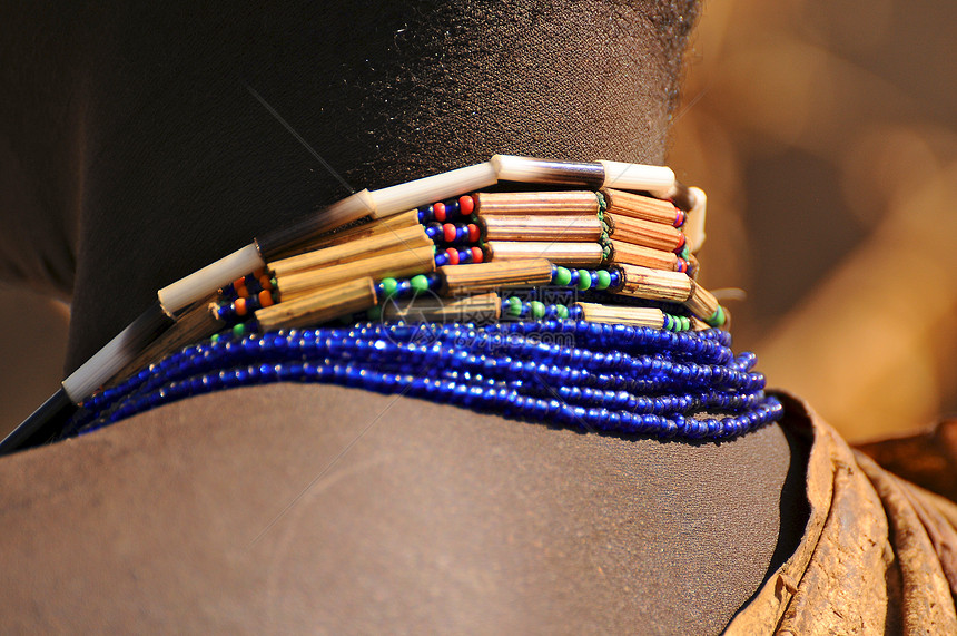 来自坦桑尼亚的手工制作珠珠制品首饰文化旅行裙子珠子手雕部落地点珠饰艺术社区图片