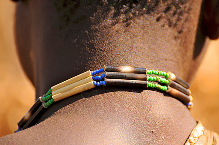 来自坦桑尼亚的手工制作珠珠制品首饰文化艺术珠子旅行地点部落裙子珠饰手雕社区图片