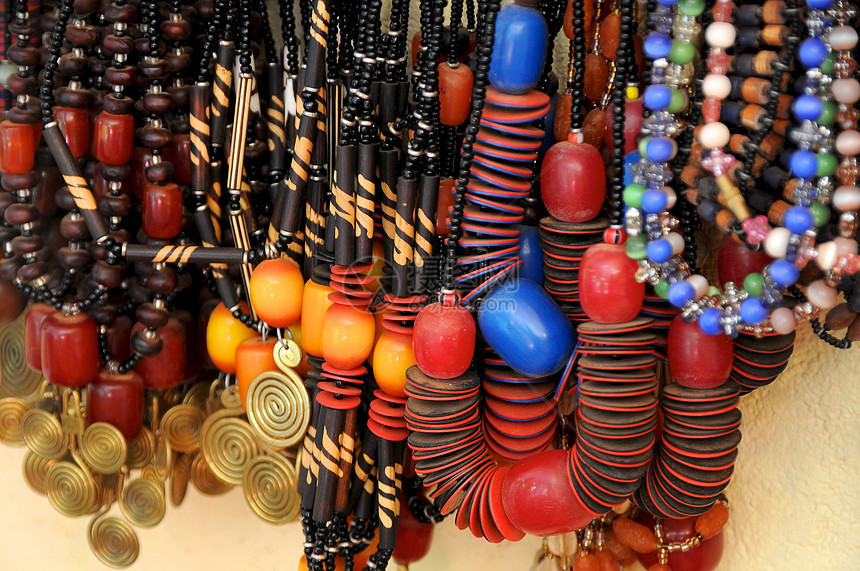 来自坦桑尼亚的手工制作珠珠制品首饰设备珠饰红陶商品雕刻摊位市场销售珠宝礼物图片
