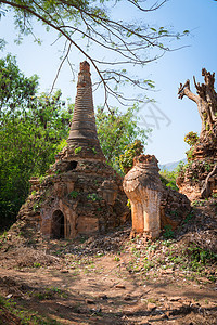 在古老的缅甸佛教寺庙中的狮子佛塔建筑学宗教衬套动物宝塔蓝色入口镶嵌遗产图片