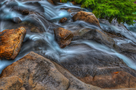 高动态距离岩瀑布叶子运动峡谷公园溪流植物群风景瀑布岩石背景图片