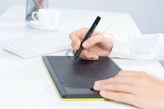 在平板上绘制图表的设计手图职业监视器数字化手臂工作室桌子药片插画家创造力插图图片