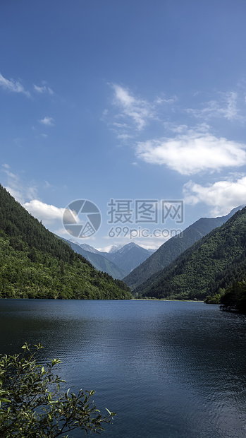 中国四川的美丽地貌叶子环境反射风景旅游公园森林天堂水流游客图片