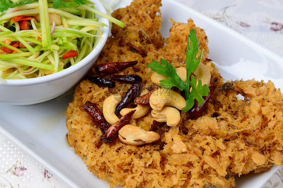 含有绿芒果的虾鱼沙拉辣椒油炸美食盘子花生腰果沙拉食物鲶鱼图片